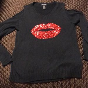 Very cute cold shoulder sweater!